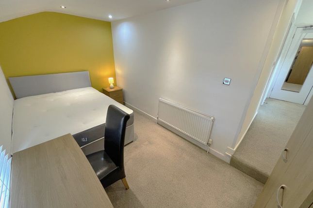 Room to rent in Room 4, Aldermans Drive, Peterborough