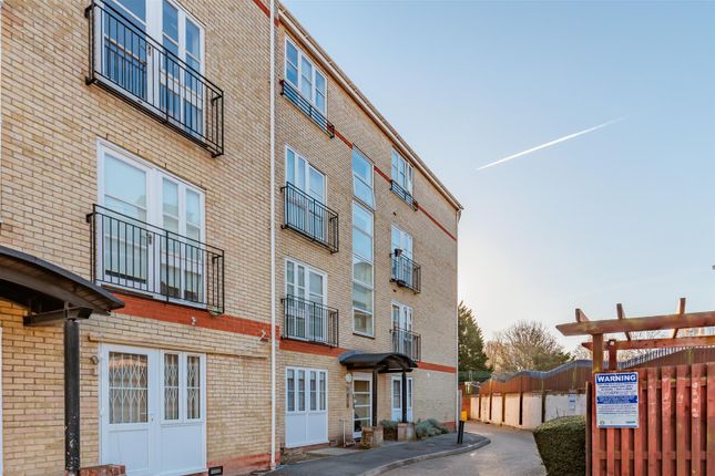 Flat for sale in St. Andrews Mews, London
