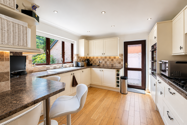 6, Cypress Grove, Lymington photo 2