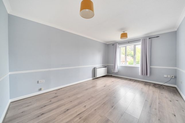27, Plested Court, Aylesbury photo 2