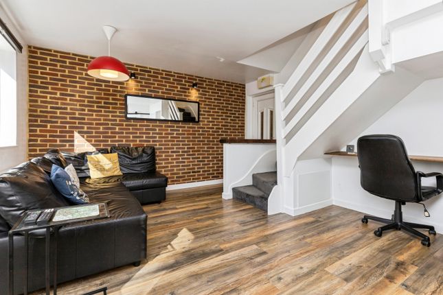 22, Brooklands Road, Crawley photo 2