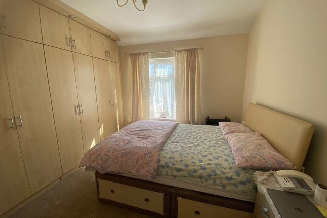 Manton Avenue, Hanwell photo 4