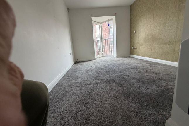 Flat 3, 33 Henry Bird Way, NN4, London photo 4