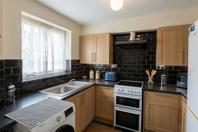 53 Gurney Close, Barking photo 2