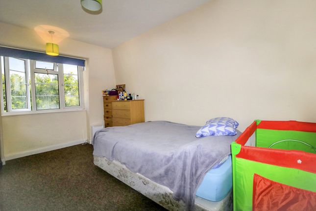92 Grosvenor Court, Morden, London photo 5