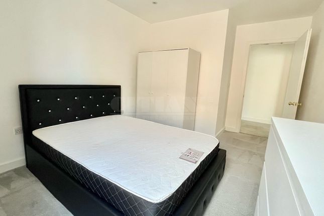 Town house to rent in Medlar Street, Camberwell, London