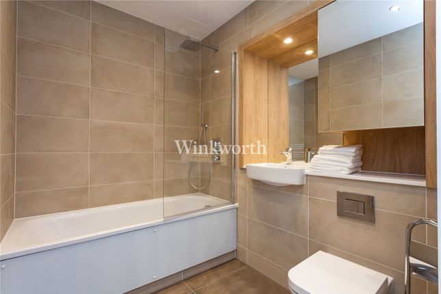 Flat to rent in Graham Apartments, Silverworks Close, London