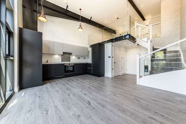 Studio flat on Bollo Lane, London, £1,800/mo