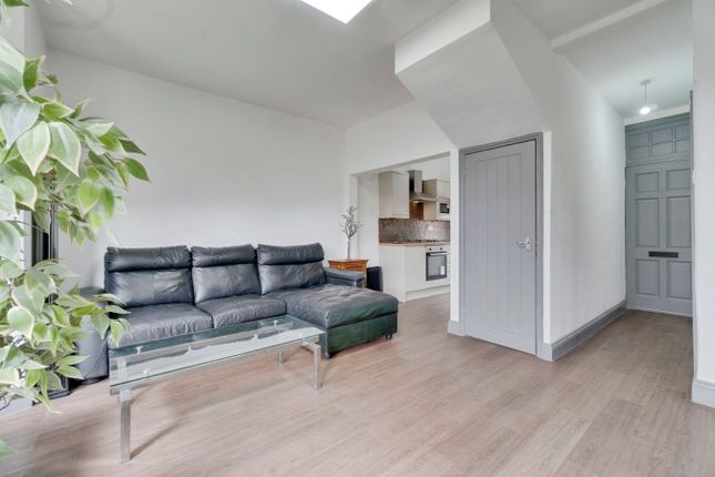 2, Helena Road, London photo 4