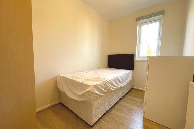 28 Pempath Place, Wembley photo 4