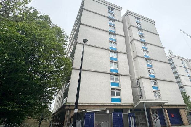 Flat to rent in Bromley High Street, London