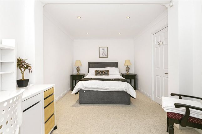 The Cottage At Englefield Lodge,, London Road, Egham photo 4
