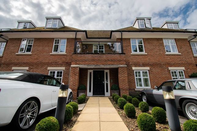 Thumbnail Flat to rent in Lawnswood, Station Road, Beaconsfield