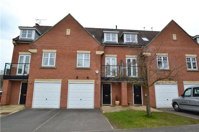 Thumbnail Town house to rent in Oakview Close, Watford