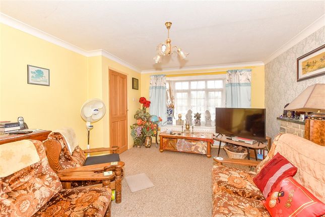 Woodpecker Close, Havant photo 4