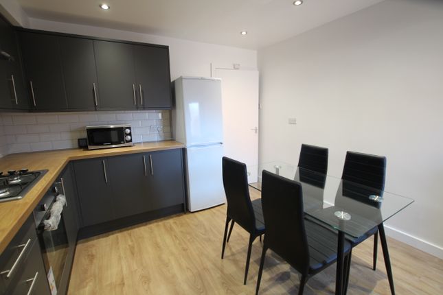 Room 2, 4, Commercial Road, Grantham photo 3