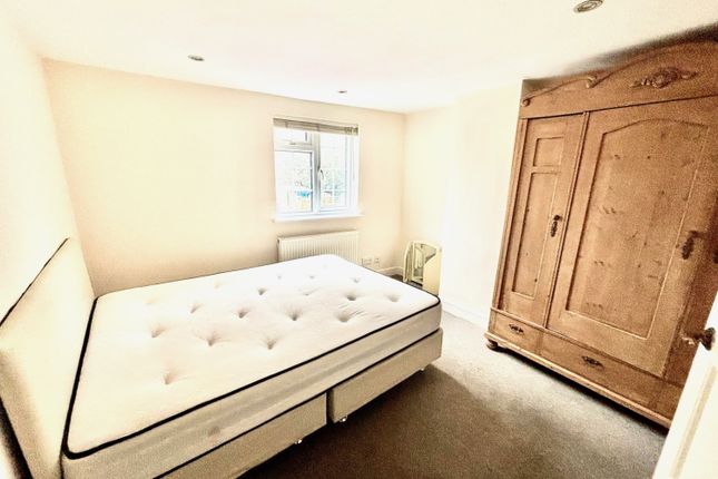 9, Harvest Road, Egham photo 4