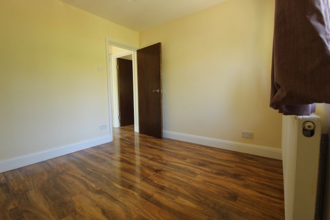 Flat 6, 68 Warminster Road, London photo 5