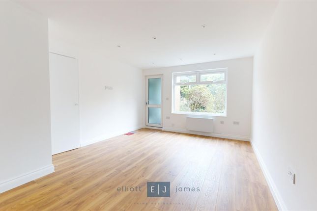 11 Fosters Close, Latchett Road, London photo 4