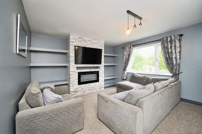 13, St. James Crescent, Pudsey photo 2