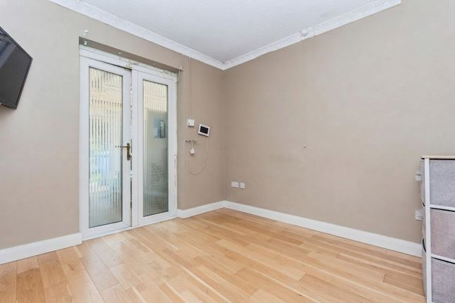 23, Hartwell Close, Manchester photo 4