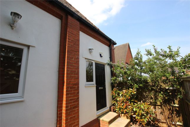 Flat to rent in Chiltern Road, Dunstable, Bedfordshire