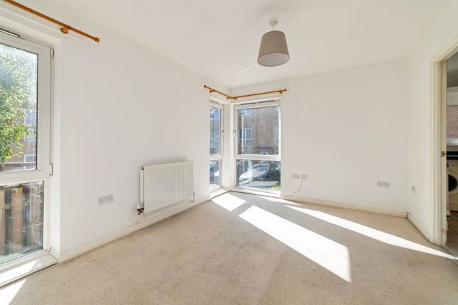 19, Nokeside, Stevenage photo 2