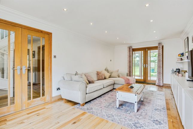 9, Lawns Court, Wakefield photo 4