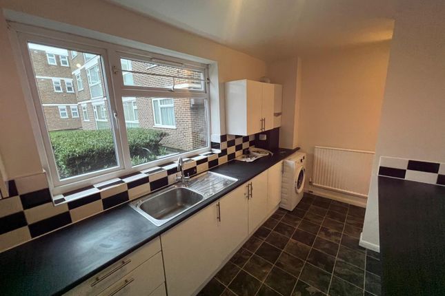 Flat to rent in York House, Stratton Close, Edgware