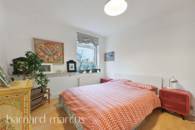 Flat for sale in Askill Drive, Putney, London