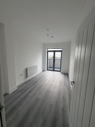 Large 1 Bedroom Flat With Balcony!