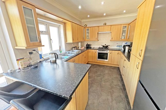 53, Oakland Avenue, Leicester photo 4