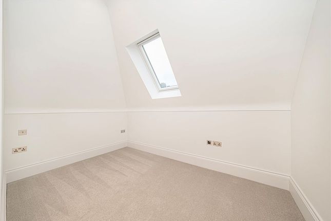 Flat 10, Heath Lodge, St. Georges Avenue, Weybridge photo 5