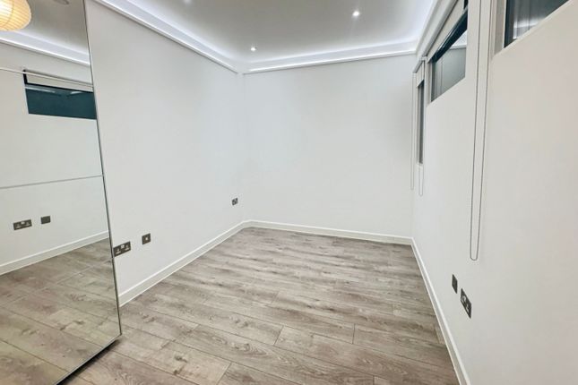 51 Edinburgh House, Edinburgh Gate, HARLOW photo 4