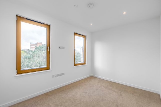 Flat for sale in Beaumont Road, London