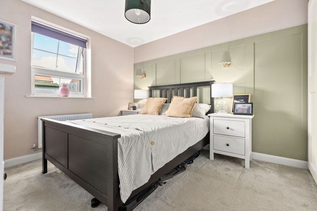 18 Belpaire Close, Henlow photo 2
