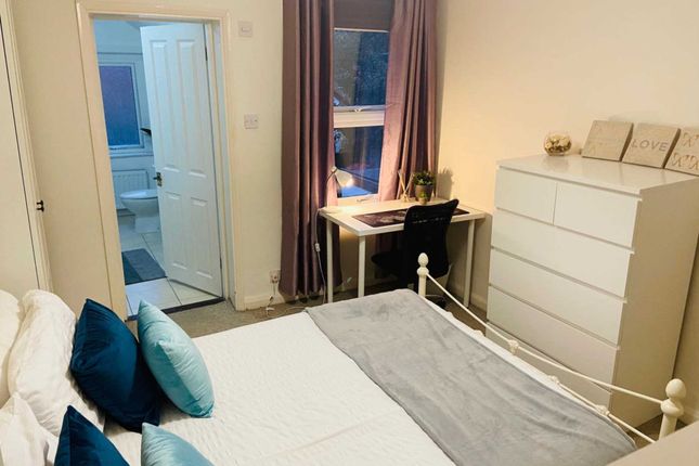 Room to rent in Room 2, 46 George Road, Guildford, Double En Suite
