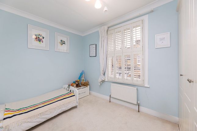 Terraced house to rent in First Avenue, London