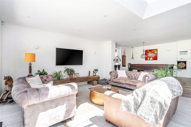 5, Knowle Park, Cobham photo 2