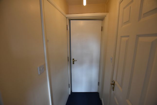 Flat 2, 28 Newlands Close, Wembley photo 4
