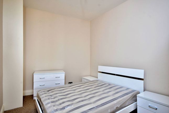 Flat to rent in Kenway Road, Earls Court, London