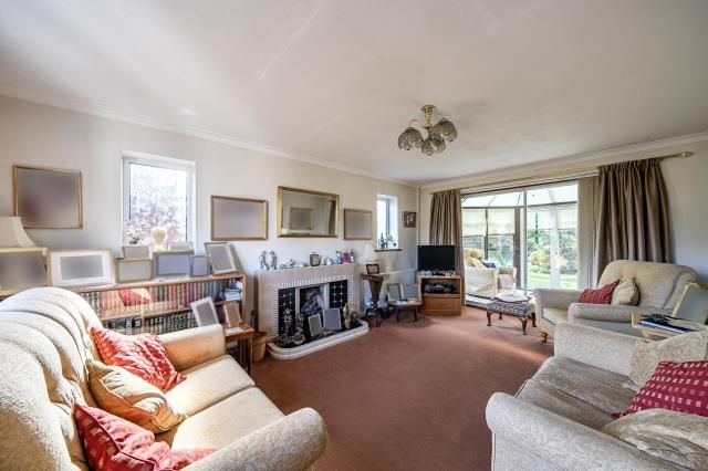 22, Pine Wood, Sunbury-On-Thames photo 3