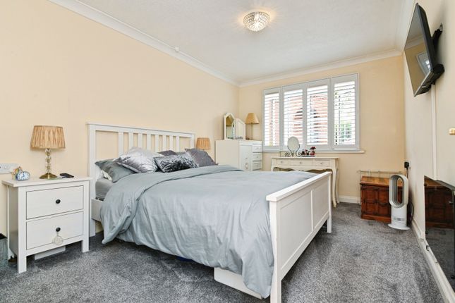 1-bed flat on Flat 3, Elizabeth Court,, Louise Close, Essex, £158,000