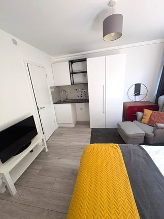 Flat 5, 128, Coburg Crescent, London photo 2