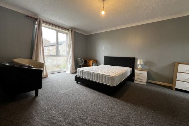 118, Eyrescroft, Peterborough photo 3