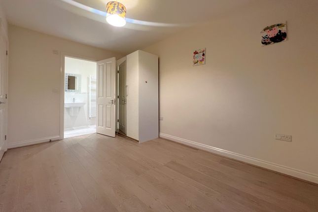 30, Highcross Place, Chertsey photo 4