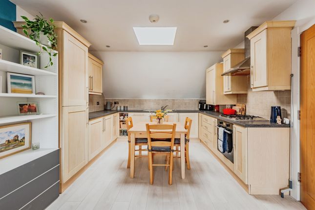 Flat 12, Rookwood Place, 13, London Road South, Redhill photo 2