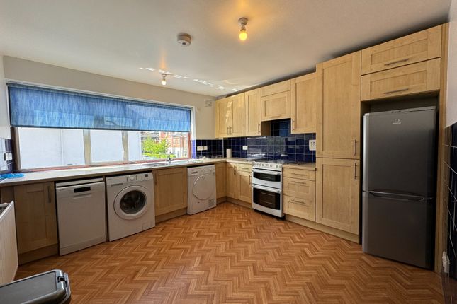 Flat to rent in York Road, Maidenhead, Berkshire