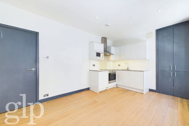 Flat to rent in Rupert Court, London