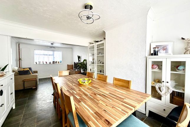 7, Warren Crescent, Calne photo 4
